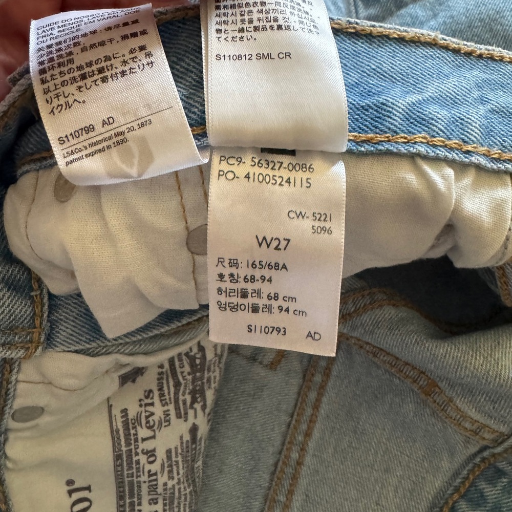 Light Wash Daisy Duke Levi Shorts - Picture 3 of 4